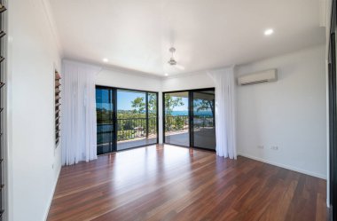 İçi boş oturma odası, camları yeşil manzaralı. 3d oluşturma 