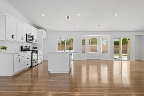 Moderne Keuken Met Witte Muren Houten Vloer Een Grote Ramen — Stockfoto