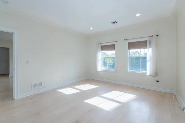 Leeg Interieur Kamer Een Nieuw Appartement Met Grote Ramen — Stockfoto