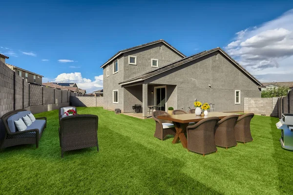 漂亮的灰色房子 绿色草坪 3D渲染设计 — 图库照片