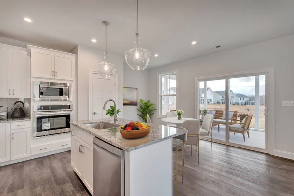 Moderne Kücheneinrichtung Mit Holzboden Und Weißen Wänden — Stockfoto
