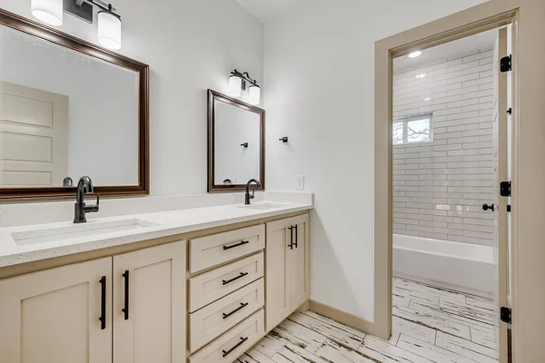 Büyük Aynaları Beyaz Lavabosu Olan Modern Bir Banyo — Stok fotoğraf
