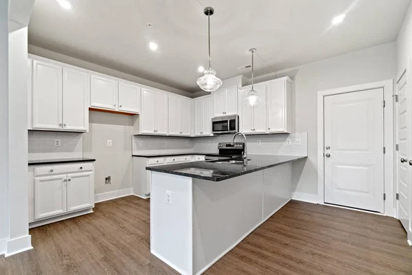 Moderne Keuken Met Witte Muren Witte Kasten — Stockfoto