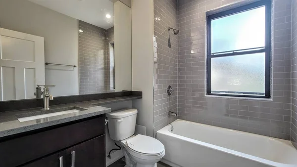 带有白色浴缸和窗户的浴室的内部 — 图库照片