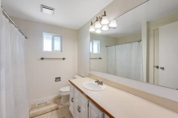 带有白色墙壁和大镜子的浴室的内部 — 图库照片