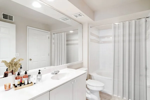 Innenraum Eines Badezimmers Mit Spiegel Und Waschbecken — Stockfoto