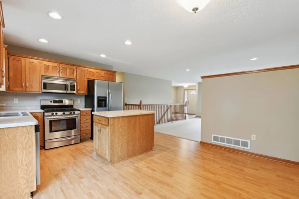 木製の床と白い壁とモダンなキッチン — ストック写真