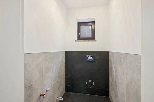 浴室的内部有淋浴器和白色水槽 — 图库照片
