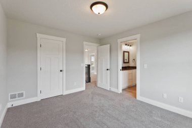 Modern bir apartmanın içinde.