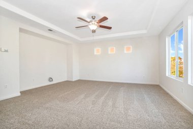 Modern bir apartmanın içinde.