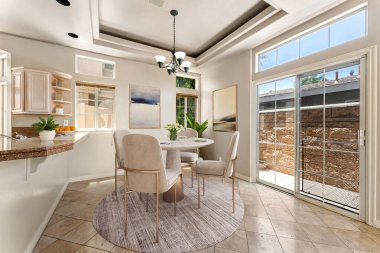 Sandalyeleri ve beyaz masası olan modern yemek odası, hiç kimse.