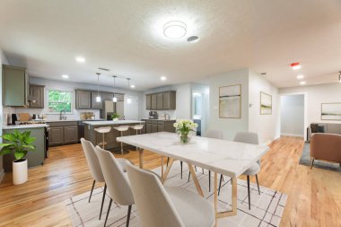 yemek masası ve sandalyeli modern mutfak