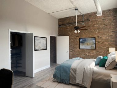 Modern bir apartmanın içinde.