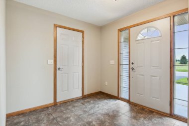 Beyaz duvarları olan güzel, modern bir oda.