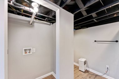 Modern bir apartmanın içinde.