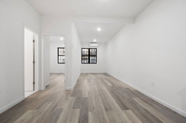 Modern bir apartmanın içinde.