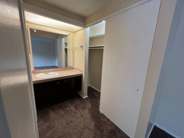 Modern bir apartmanın içinde.