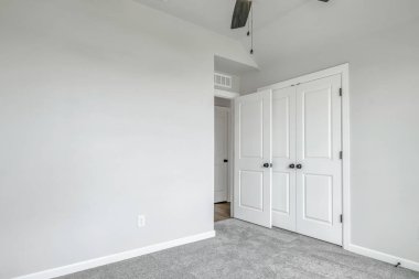 Boş oda iç dizaynı ve yerde halı var. 3d oluşturma 