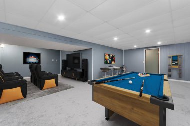 Modern bir bilardo odası.