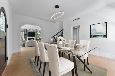 Modern bir apartmanın içinde.