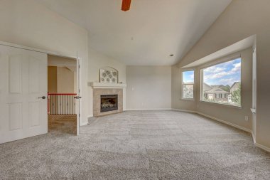 Ahşap zemin ve şömineli boş bir oda.. 