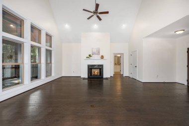 İçinde şöminesi olan modern bir daire.