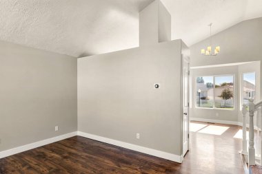 Modern bir apartmanın içinde.