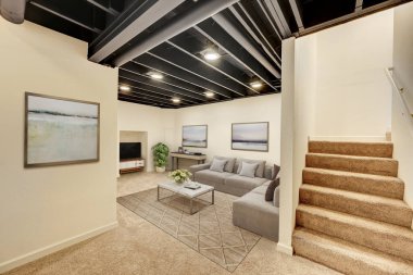 Modern bir apartmanın içinde.