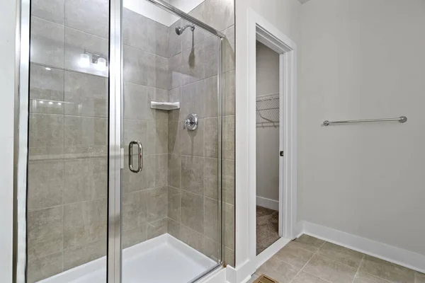 Interior Banheiro Moderno Com Paredes Claras Chuveiro — Fotografia de Stock
