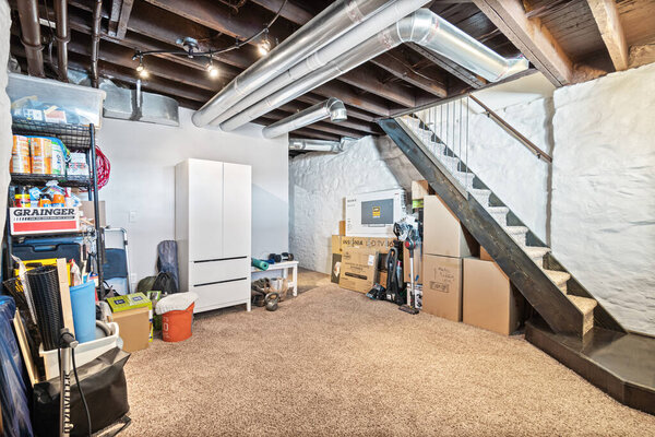 интерьер современного подвала дома