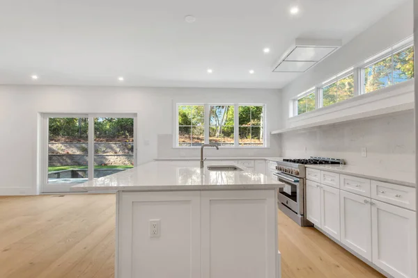 Moderne Küche Mit Weißen Wänden Und Großem Fenster — Stockfoto