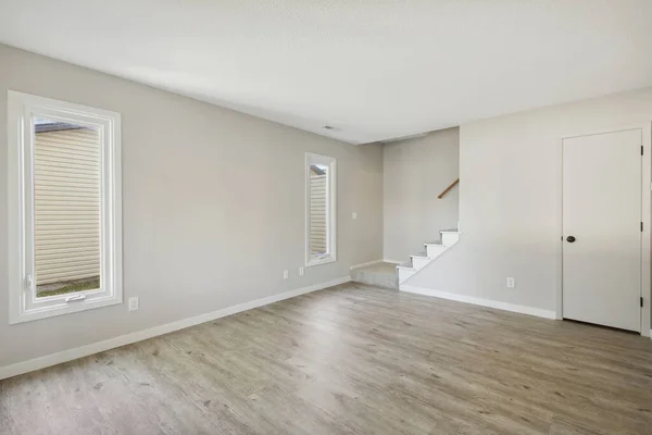 Interior Nuevo Apartamento Con Paredes Blancas Suelo Madera —  Fotos de Stock