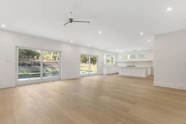 白い壁と木製の床を持つ現代的なアパートのインテリア — ストック写真