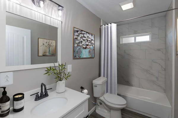 带有镜子的现代化浴室的内部 — 图库照片