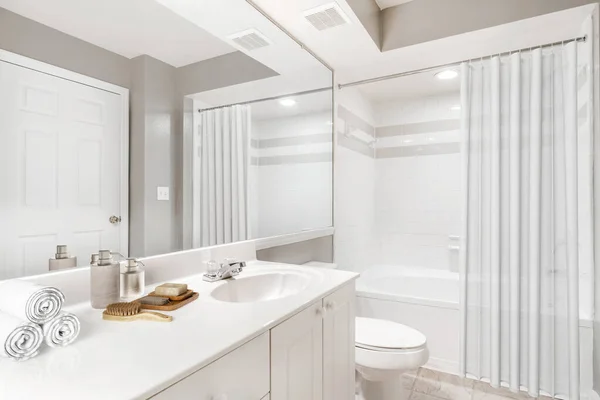 Beyaz Duvarları Olan Modern Bir Banyo — Stok fotoğraf