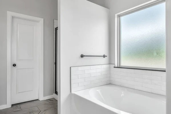 Interior Cuarto Baño Con Bañera Blanca — Foto de Stock
