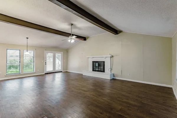 Ahşap parke döşemeli boş bir odanın içi, 3D tasarım.