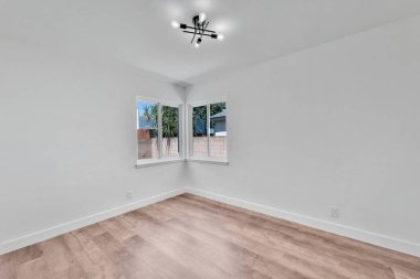 Beyaz duvarları ve ahşap zemini olan boş bir oda. 3d oluşturma 