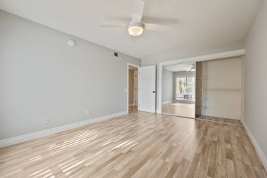 Ahşap zemin ve parke olan boş bir oda. 3d oluşturma 