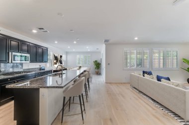 Modern mobilya ve yemek masası olan bir mutfak. 3d oluşturma