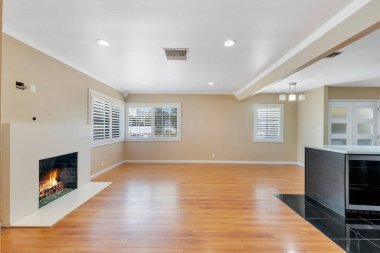 Ahşap zemini olan boş bir oda. 3d oluşturma