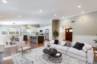 Masası ve kanepesi olan oturma odasının güzel iç tasarımı. 3d oluşturma