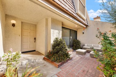 Bahçedeki güzel lüks ev. 3d oluşturma