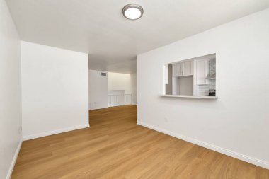 Beyaz duvarları ve ahşap zemini olan boş bir daire. 3d oluşturma