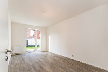 Beyaz duvarları ve ahşap zemini olan boş bir oda. 3d oluşturma