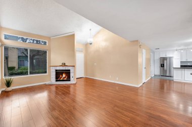 Geniş pencereli ve ahşap zemini olan güzel bir oturma odası. 3d oluşturma