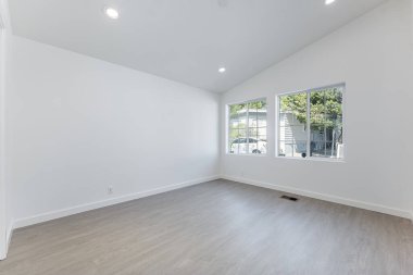 Beyaz duvarları ve parke zemini olan boş bir oda. 3d oluşturma