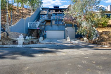 3D görüntüleme. Eski evin inşaat sahasında.