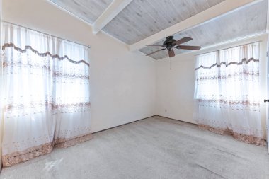 Boş ev, eski inşaatın içi, beyaz duvarlar. 3d oluşturma 