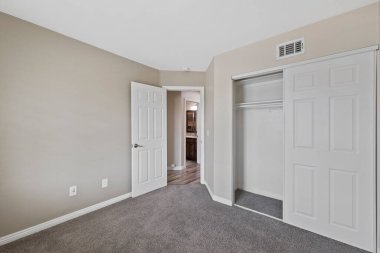 Beyaz duvarları ve ahşap zemini olan boş bir oda. 3d oluşturma 